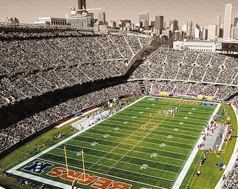 Puede incluir: Una vista aérea de un estadio de fútbol con un campo verde y una gran multitud de personas en las gradas. El campo está marcado con líneas de yardas y las palabras "Bears" y "NFL" son visibles. El estadio está ubicado en una ciudad con edificios altos en el fondo.