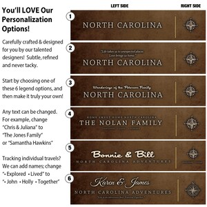 Puede incluir: Seis opciones de dise&ntilde;o diferentes para un letrero personalizado con tem&aacute;tica de Carolina del Norte. Cada opci&oacute;n presenta una br&uacute;jula y un dise&ntilde;o de texto diferente. El texto incluye nombres, apellidos y citas sobre viajes y hogar.