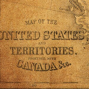Puede incluir: Un mapa vintage de los Estados Unidos y sus Territorios, junto con Canad&aacute;, impreso en un fondo de papel marr&oacute;n.