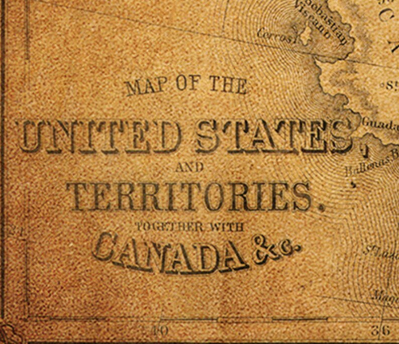Puede incluir: Un mapa vintage de los Estados Unidos y sus Territorios, junto con Canad&aacute;, impreso en un fondo de papel marr&oacute;n.