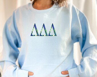 Delta Delta Delta - Sweat-shirt brodé, pull à col rond Tri Delta, lettres grecques, produits dérivés, vêtements pour le jour de la ruée vers les enchères Grand petit cadeau