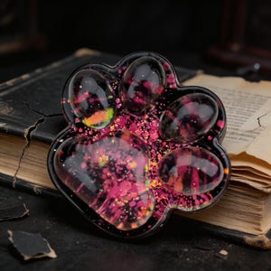 Puede incluir: Un juego de tres tazas de cerámica con un acabado mate moteado. Las tazas son de color crema, gris claro y gris oscuro. Cada taza tiene un diseño simple y minimalista.