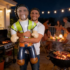 Puede incluir: Un juego de tres tazas de cerámica con un acabado mate moteado. Las tazas son de color crema, gris claro y gris oscuro. Cada taza tiene un diseño simple y minimalista y un asa redondeada.