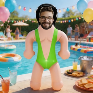 Könnte beinhalten: Ein aufblasbares Schwimmtier mit einer Gesichtsaussparung, das eine Person mit braunen Haaren, Bart und Brille zeigt. Das Schwimmtier hat die Form einer muskulösen Figur in einem leuchtend grünen Badeanzug vor einer Poolparty-Kulisse.