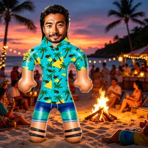 Puede incluir: Una muñeca inflable con la imagen impresa de una persona con cabello oscuro y barba, que viste una camisa azul brillante de manga corta con un patrón tropical de palmeras verdes y triángulos amarillos, combinada con pantalones cortos azules y bandas negras.
