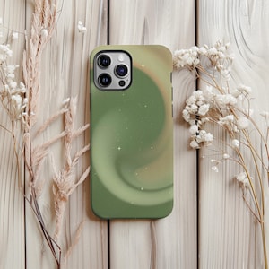 Könnte beinhalten: Eine weiße Keramik-Tasse mit schwarzem Henkel und dem Text "But First, Coffee" in fetter, schwarzer Schrift. Die Tasse steht vor einem verschwommenen Hintergrund. Die Tasse ist etwa 10 cm hoch.