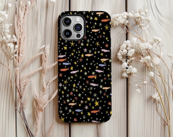 Funda para teléfono con collage de sardinas y estrellas: estampado marino caprichoso
