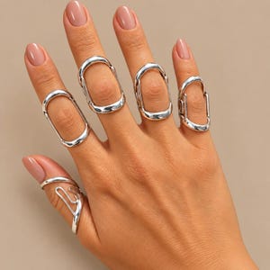 Anelli moderni geometrici color argento, gioielli scultorei minimalisti.