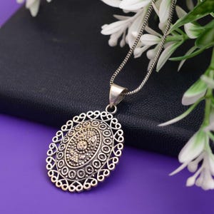 Geoxideerde zilveren ovale hanger, vintage etnische ketting, antieke boho-sieraden, handgemaakt spiritueel amulet met ingewikkelde details