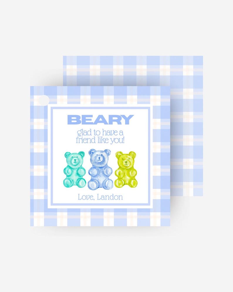 Pu&ograve; includere: Biglietto quadrato con sfondo a motivo a quadretti azzurro chiaro. Il biglietto presenta il testo "BEARY glad to have a friend like you!" e "Love, Landon". Tre illustrazioni di orsetti gommosi ad acquerello sono al centro, in verde acqua, blu e giallo.