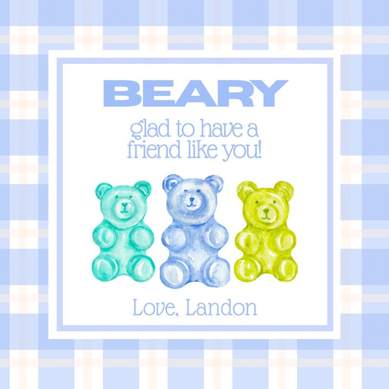Pu&ograve; includere: Una carta quadrata con sfondo a quadri blu e bianco. La carta ha un bordo bianco con la parola "BEARY" in blu. Sotto c'&egrave; la frase "glad to have a friend like you!" Tre illustrazioni di orsetti gommosi sono sotto. Il testo "Love, Landon" &egrave; in basso.
