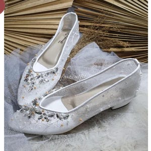 White Low Heel Wedding Shoes, Beaded Bridal Pumps, Elegant Lace Closed Toe Heels, Comfortable Bride Shoes, Wedding Heels, Evening Heels