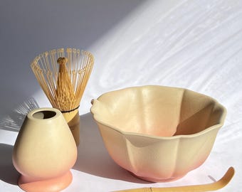 Handgemachtes Blumen Matcha Set, Keramik Matcha Schüssel mit Auslauf, Matcha Schneebesen Set, Japanische Teezeremonie Geschenk, Matcha Geschenk für Sie