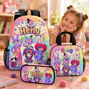 Puede incluir: Un conjunto de mochila, bolsa de almuerzo y estuche con un fondo de degradado arcoíris y personajes de dibujos animados. Cada artículo muestra el nombre Heny en letras moradas, rodeado de estrellas coloridas y figuras animadas brillantes.