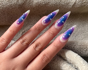 Uñas postizas con aura morada y azul
