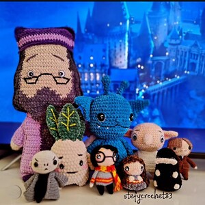 Peut inclure: Ensemble de poupées crochetées à la main représentant des personnages de la série Harry Potter. Les poupées incluent Dumbledore, Harry Potter, Hermione, Voldemort, une Mandragore, une créature bleue et Dobby. Le texte "stefycrochet83" est visible.