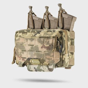 Op de afbeelding: Een tactische borsttas met een digitaal camouflagepatroon in tinten beige, bruin en groen. De tas bevat drie geïntegreerde magazijnvakken met elastische retentielipjes, een MOLLE-paneel aan de voorzijde en een kleine FAM-merkpatch.