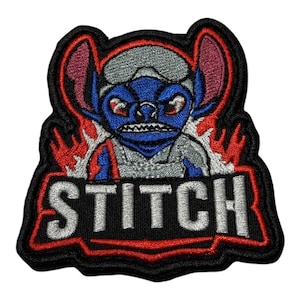 Könnte beinhalten: Gestickter Aufnäher mit der Figur Stitch aus Lilo & Stitch. Der Aufnäher hat einen schwarzen Rand mit roten Flammen und das Wort "STITCH" in Weiß. Stitch ist blau mit roten Augen und rosa Ohren.