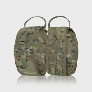 Op de afbeelding: Een tactisch tasje met een meerkleurig camouflagepatroon, een handvat aan de bovenzijde en een plastic gespsluiting aan de voorzijde. De buitenkant is voorzien van meerdere horizontale webbingbanden voor modulaire bevestiging van duurzame stof.
