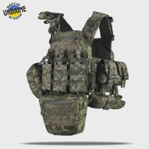 Op de afbeelding: Een tactisch vest in een digitaal camouflagepatroon, voornamelijk groen en bruin, met meerdere zakken en compartimenten. Het heeft verstelbare riemen en gespen. De afbeelding bevat de tekst "MADE IN UKRAINE".