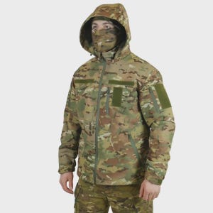 Op de afbeelding: Camouflagejas met capuchon en gezichtsbedekking. De jas heeft een veelkleurig patroon van groen, bruin en beige. Hij heeft meerdere zakken en patches. De jas is ontworpen voor buitenactiviteiten en tactisch gebruik.