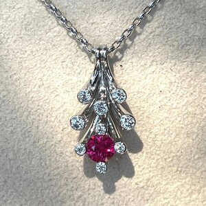 Colgante redondo de rubí cultivado en laboratorio, plata de ley, halo de circonitas cúbicas, joyería victoriana