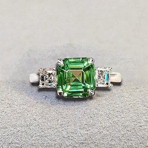 Ring met smaragdgroene tsavoriet-granaat, sterlingzilver, diamanten aan de zijkant
