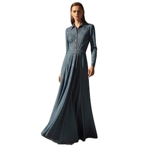 Besticktes Denim-Maxikleid: Taillierte Langarm-Button-Down