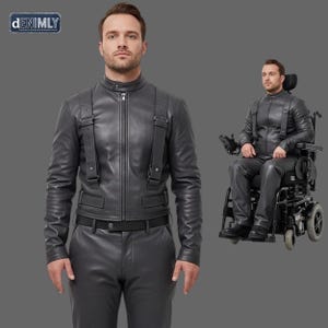 Puede incluir: Chaqueta de cuero gris con cremallera y cuello alzado. La chaqueta tiene tirantes adjuntos y se combina con pantalones a juego. La imagen también muestra a una persona que usa el mismo atuendo mientras está sentada en una silla de ruedas.