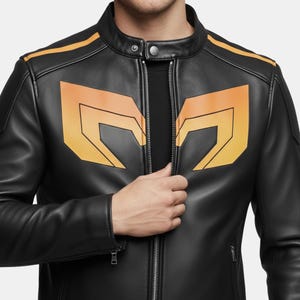 Puede incluir: Chaqueta de cuero negra con cuello mandarín y cremallera frontal. La chaqueta presenta un gran gráfico naranja y amarillo en el pecho y rayas naranjas en los hombros. Una prenda de vestir exterior elegante.