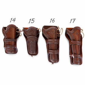 Peut inclure: Quatre étuis en cuir marron étiquetés 14, 15, 16 et 17. Chaque étui présente des motifs gaufrés complexes, des bords cousus et des lanières en cuir. Les designs varient en texture, certains montrant des motifs tressés et d'autres floraux.