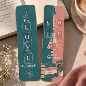 Puede incluir: Dos marcapáginas rectangulares con diseños científicos. El de la izquierda es de color verde azulado con la palabra LOVE deletreada con elementos de la tabla periódica y el texto The Love Hypothesis. El de la derecha está dividido en verde azulado y rosa con un cuentagotas, un matraz y una pila de libros etiquetados como Biology, Chemistry, Physics y Mathematics.