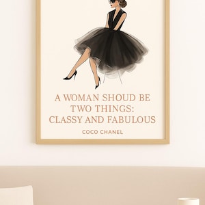 Peut inclure: Impression d'art encadrée avec une illustration de mode d'une femme en robe noire et lunettes de soleil. L'impression comprend la citation "Une femme doit être deux choses : Classe et Fabuleuse" de Coco Chanel.