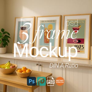 Puede incluir: Una maqueta con tres impresiones artísticas de cócteles enmarcadas con marcos de madera. Las impresiones representan una copa de vino, un Long Island Iced Tea y un Cosmopolitan. La escena incluye una mesa de madera con cuencos de frutas y una pequeña planta.