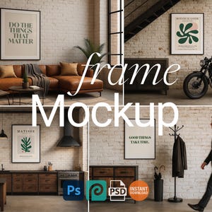 Puede incluir: Una maqueta que presenta elementos de diseño de interiores. Incluye un sofá seccional de cuero marrón, impresiones artísticas enmarcadas con texto y diseños botánicos, una motocicleta negra y una persona caminando. La escena está ambientada contra una pared de ladrillo.