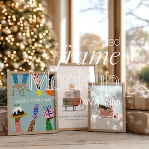 Könnte beinhalten: Drei gerahmte Kunstdrucke mit weihnachtlichen Illustrationen. Ein Druck zeigt "Merry Christmas" mit farbenfrohen Bildern. Die anderen beiden Drucke zeigen einen Schlitten mit Geschenken und einen Stapel Geschenke. Die Rahmen sind hellbraun.
