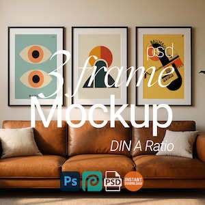 Op de afbeelding: Een mockup met drie ingelijste kunstprints boven een bruine leren bank. De kunstwerken bevatten abstracte ontwerpen in oranje, teal en geel. De tekst "3 frame Mockup" staat over de afbeelding, samen met pictogrammen voor ontwerpsoftware en "Instant Download".