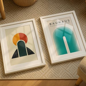 Peut inclure: Deux tirages d'art encadrés avec des bordures blanches. L'un présente un motif géométrique avec un cercle rouge et orange, une arche vert foncé et un triangle noir. L'autre affiche un motif d'arche turquoise avec le texte "BAUHAUS Ausstellungen 1923".