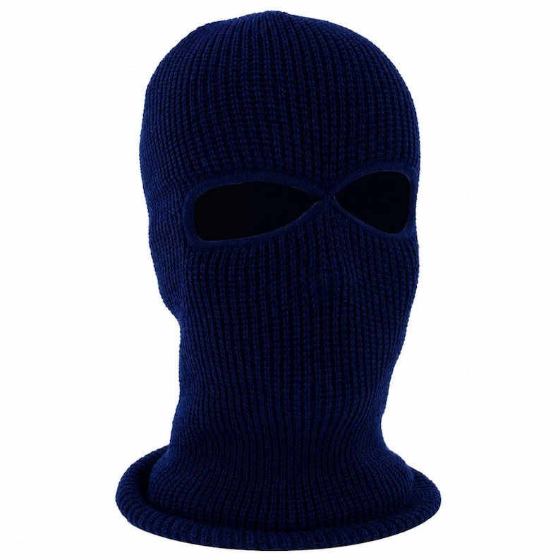 K&ouml;nnte beinhalten: Eine marineblaue Sturmhaube aus Strickstoff mit Augen- und Mund&ouml;ffnungen. Die Kopfbedeckung besteht aus geripptem Strickstoff und ist so konzipiert, dass sie Kopf und Hals bedeckt.