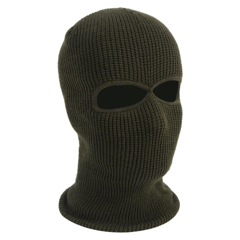 K&ouml;nnte beinhalten: Olivgr&uuml;ne Strick-Balaclava mit Augen- und Mund&ouml;ffnungen. Die Kopfbedeckung besteht aus einem dicken, strukturierten Strickstoff. Die Sturmhaube bedeckt Kopf, Hals und einen Gro&szlig;teil des Gesichts.