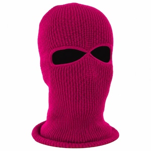 K&ouml;nnte beinhalten: Eine leuchtend pinkfarbene Strick-Balaclava mit zwei Augen&ouml;ffnungen. Die Skimaske besteht aus einem Rippstrickstoff und hat einen gerollten Saum am unteren Rand. Die Augen&ouml;ffnungen sind schwarz.