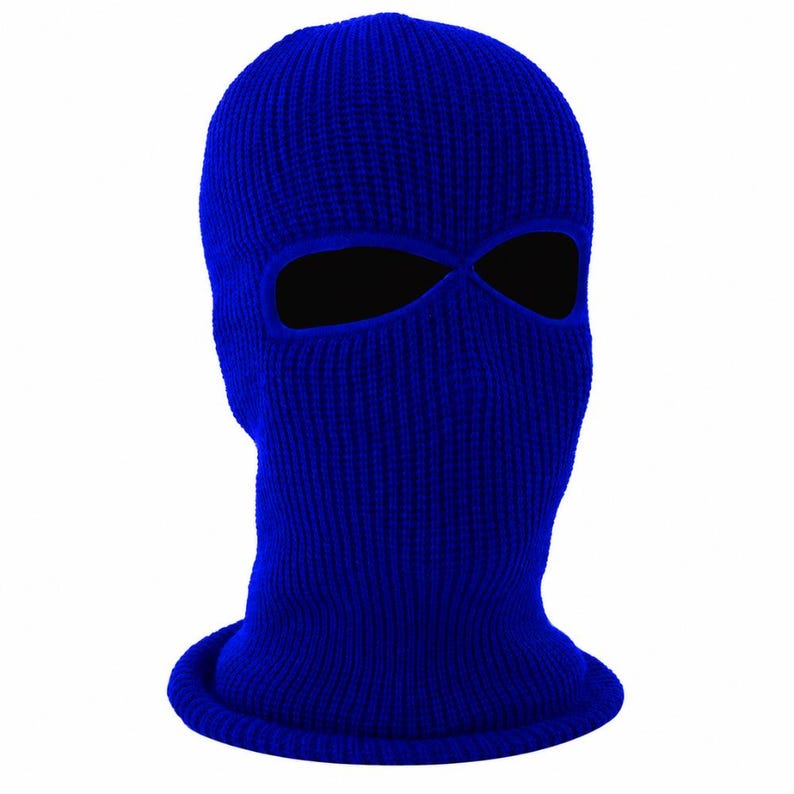 K&ouml;nnte beinhalten: Eine einfarbige blaue Strick-Sturmhaube mit zwei Augen&ouml;ffnungen und einer Mund&ouml;ffnung. Die Kopfbedeckung besteht aus einem Rippenstrickstoff. Der Hintergrund ist wei&szlig;.