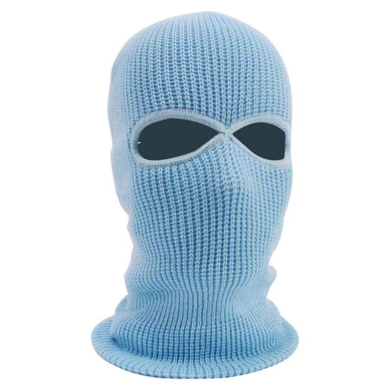 K&ouml;nnte beinhalten: Eine hellblaue Strick-Balaclava mit Augen- und Mund&ouml;ffnungen. Die Skimaske bedeckt Kopf und Hals und hat eine gerippte Strickstruktur. Die &Ouml;ffnungen sind dunkel und kontrastieren mit dem hellblauen Stoff.
