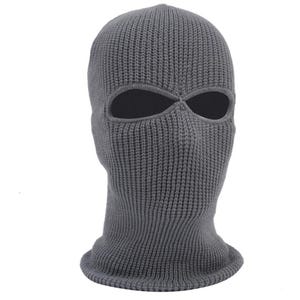 K&ouml;nnte beinhalten: Eine graue Strick-Balaclava mit Augen- und Mund&ouml;ffnungen. Die Kopfbedeckung besteht aus einem dicken, strukturierten Material und ist so konzipiert, dass sie Kopf und Hals bedeckt.