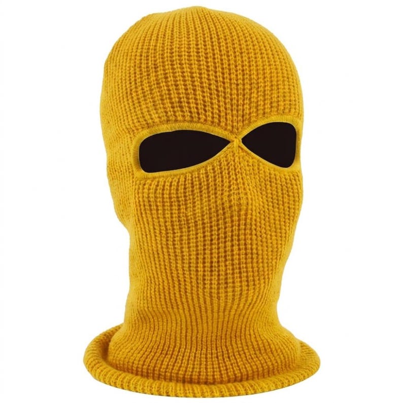 K&ouml;nnte beinhalten: Senfgelbe Strick-Balaclava mit Augen- und Mund&ouml;ffnungen. Die Skimaske besteht aus einem Rippstrick. Die &Ouml;ffnungen sind mit einer dunkleren Farbe umrandet. Die Sturmhaube bedeckt Kopf, Hals und einen Gro&szlig;teil des Gesichts.
