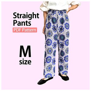 以下が含まれることがあります： 白地に青と黒の花柄のストレートパンツ。テキストにはStraight Pants PDF Pattern M sizeと記載されています。パンツはウエストがゴム仕様で、ゆったりとしたストレートなシルエットで、黒いフラットシューズを合わせています。
