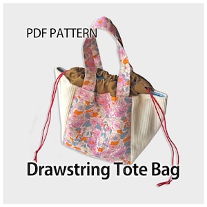 Könnte beinhalten: Eine Kordelzug-Tragetasche mit Blumenmuster in Pink, Orange und Blau auf der Vorderseite und den Griffen, kontrastiert durch weiße gerippte Seitenteile und ein braunes Innenfutter. Der Text PDF PATTERN und Drawstring Tote Bag ist sichtbar.