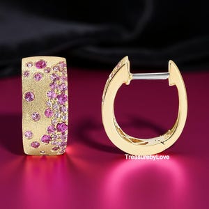 Scattered Flush Set Pink Rubin Edelstein Huggie Hoop Ohrringe, 14K Gelbgold Satin Finish Ohrringe, runde Diamant Ohrringe, Juli Birthstone