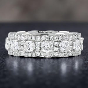 Obrączka ślubna z moissanitu o szlifie poduszkowym, bezbarwna, o średnicy 3,50 mm, z pierścieniem Halo i diamentami w oprawie Pave, obrączka z 18-karatowego białego złota, z możliwością łączenia w zestawy