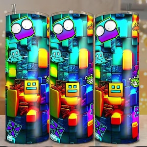 Puede incluir: Tres vasos de acero inoxidable con un diseño geométrico vibrante. El diseño presenta un patrón repetitivo de figuras y formas pixeladas de colores en tonos de azul, verde, morado y naranja. Cada vaso tiene una pajita.